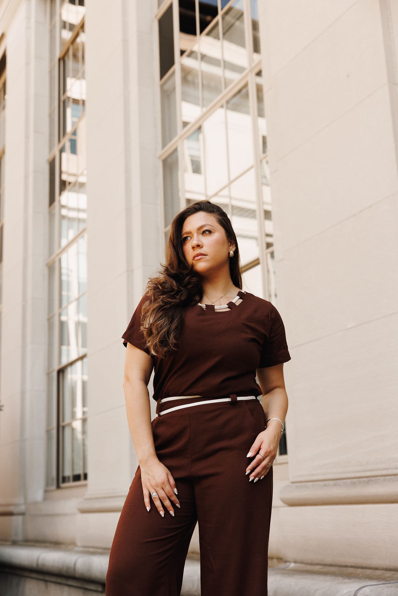 Modelo vestindo Conjunto de Linho Contrastante, composto por blusa de manga curta e calça ampla com detalhes contrastantes.
